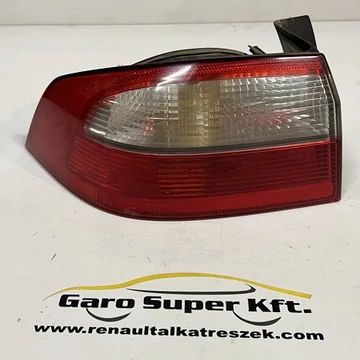 Renault Laguna II bontott használt bal hátsó külső lámpa 2001-2005-ig 8200002473