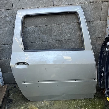 Dacia Logan I MCV bontott használt jobb hátsó ajtó ezüst (kicsi horpadás) 2004-2012-ig
