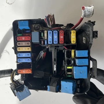 Dacia Sandero II/Logan II bontott használt biztosítéktábla relével  240116187S Dacia Sandero II/Logan II bontott használt biztosítéktábla relével  240116187S