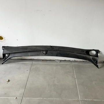 Dacia Logan II/Sandero II bontott használt szélvédő alatti műanyag burkolat/levélrács 2012-től 668113292R Dacia Logan II/Sandero II bontott használt szélvédő alatti műanyag burkolat/levélrács 2012-től 668113292R