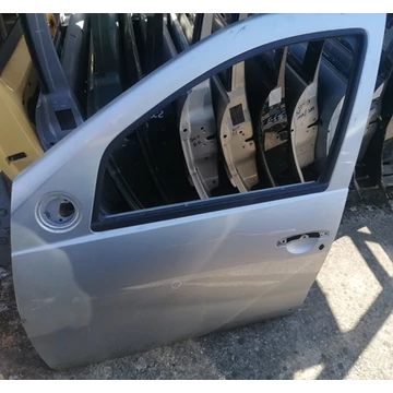 Dacia Sandero I/Duster bontott használt bal első beszálló ajtó szerelvények nélkül Dacia Sandero I/Duster bontott használt bal első beszálló ajtó szerelvények nélkül