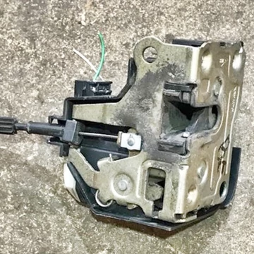 Renault Clio II 5 ajtós bontott használt bal első zárszerkezet 2 pólusú csatlakozóval 2001-2005-ig