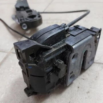 Renault Clio III bontott használt bal hátsó zárszerkezet 4 pólusú csatlakozóval 2005-2012-ig