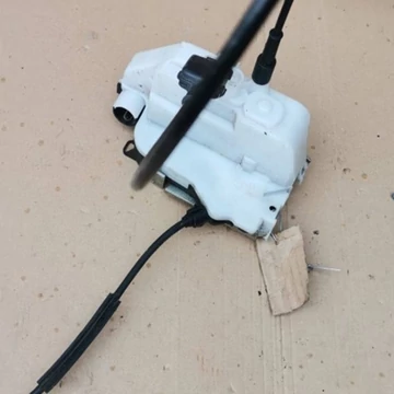 Renault Twingo II bontott használt jobb első zárszerkezet 4 pólusú csatlakozóval 2007-2014-ig