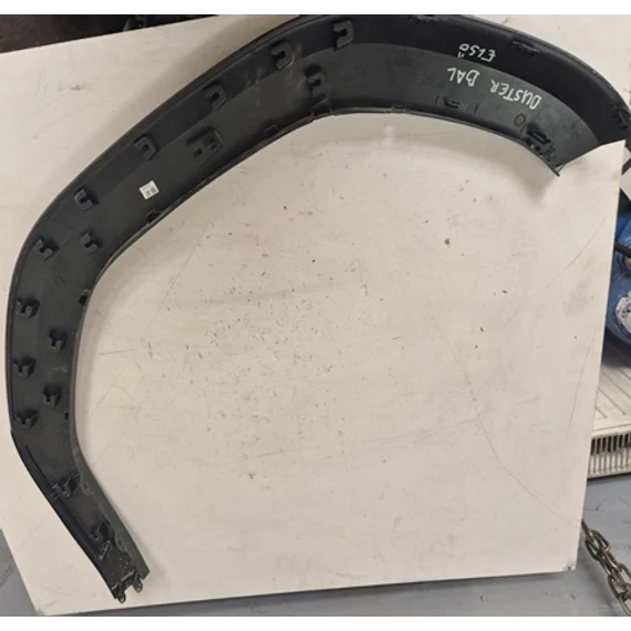 Dacia Duster II bontott használt bal első sárvédő díszléc 2017-től 638138197R