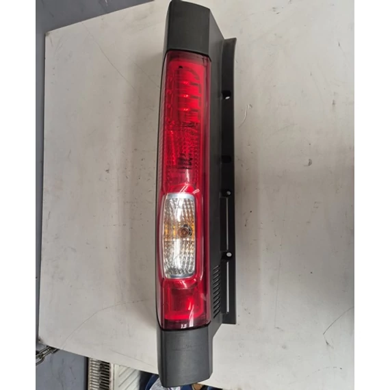 Renault Trafic II/Opel Vivaro A/Nissan Primastar bontott használt bal hátsó lámpa/fényszóró 2006-2014-ig 8200415250